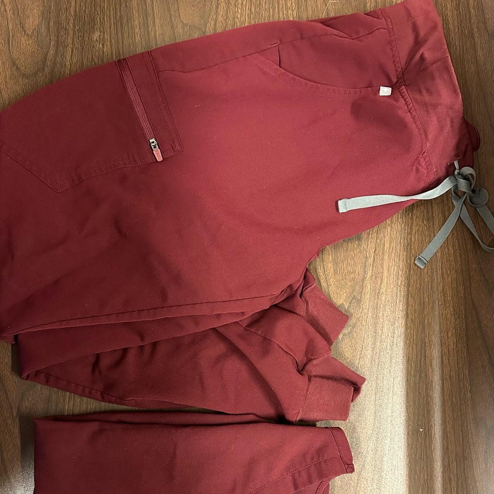 Maroon figs medium